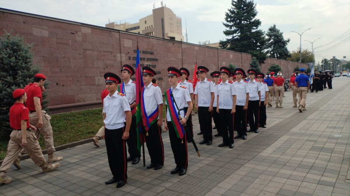 Воспитанники корпуса прошли торжественным маршем на центральной площади города Краснодара